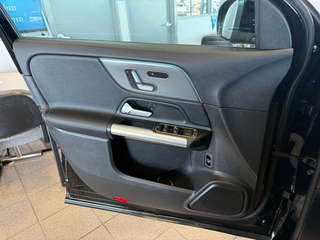 Mercedes-Benz GLA Vehicle Full-screen Gallery Image 20