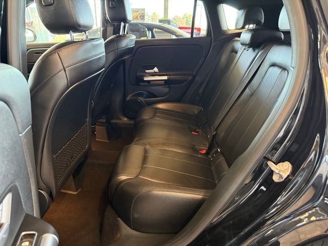 Mercedes-Benz GLA Vehicle Full-screen Gallery Image 21