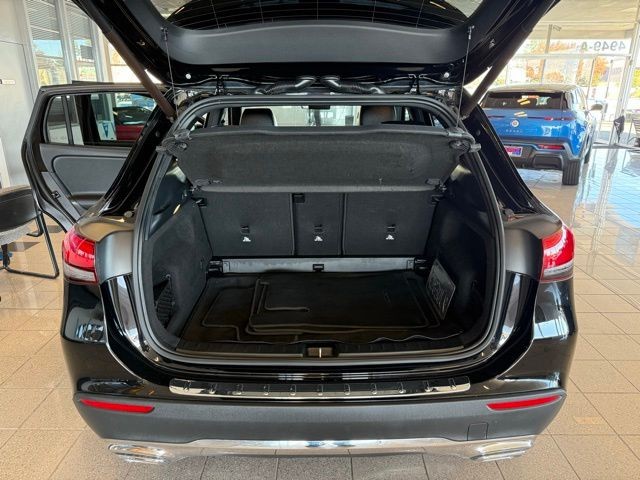 Mercedes-Benz GLA Vehicle Full-screen Gallery Image 22