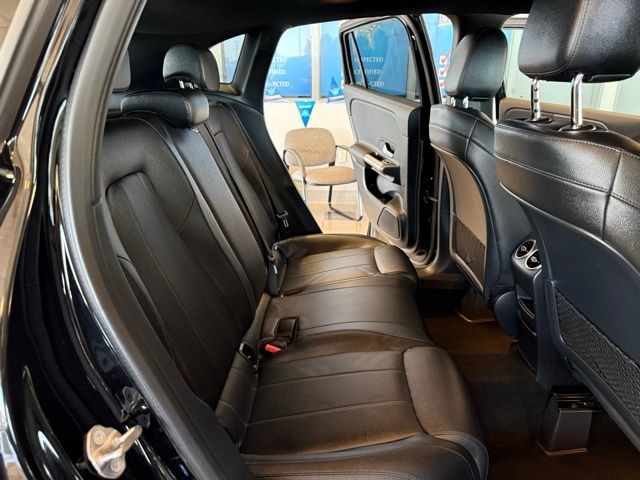 Mercedes-Benz GLA Vehicle Full-screen Gallery Image 23