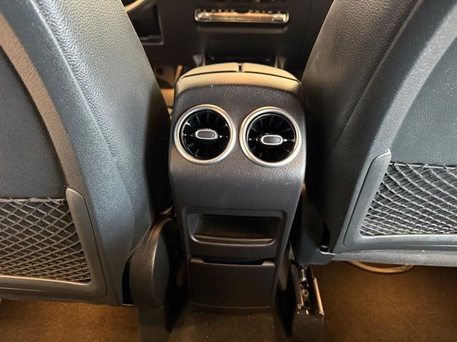 Mercedes-Benz GLA Vehicle Full-screen Gallery Image 24