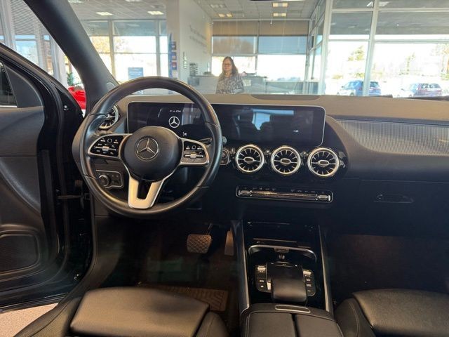 Mercedes-Benz GLA Vehicle Full-screen Gallery Image 25