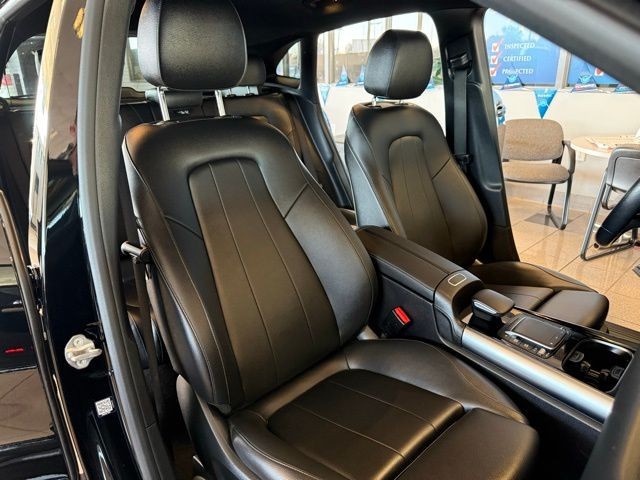 Mercedes-Benz GLA Vehicle Full-screen Gallery Image 26