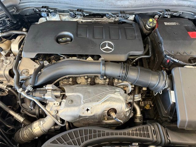 Mercedes-Benz GLA Vehicle Full-screen Gallery Image 28