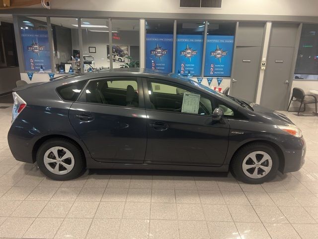 Toyota Prius Vehicle Full-screen Gallery Image 04