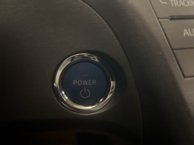 Toyota Prius Vehicle Full-screen Gallery Image 28