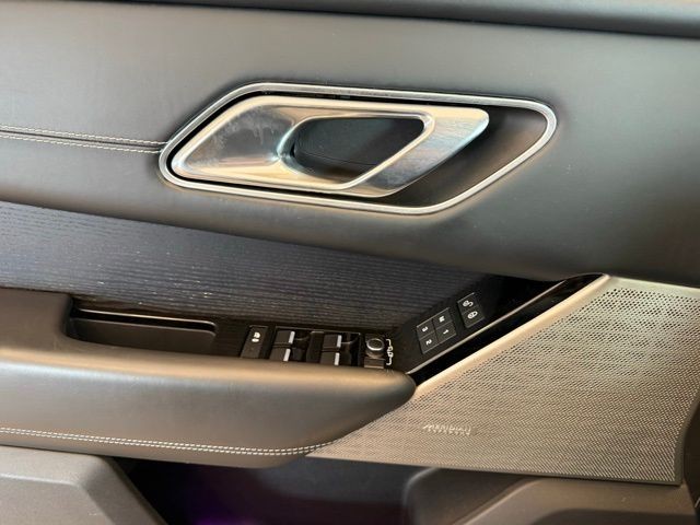 Land Rover Range Rover Velar Vehicle Full-screen Gallery Image 18