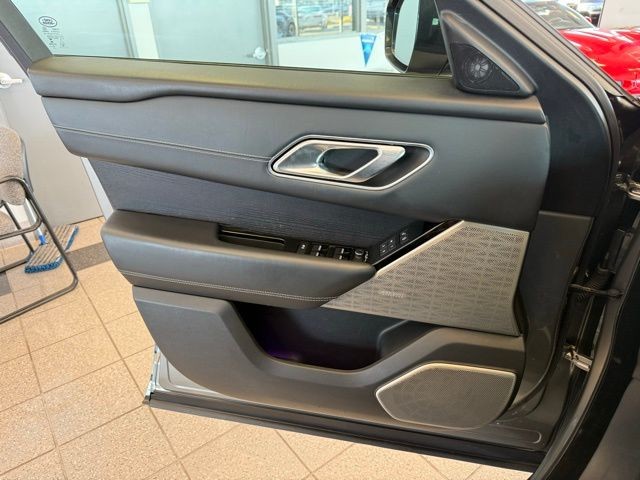 Land Rover Range Rover Velar Vehicle Full-screen Gallery Image 19