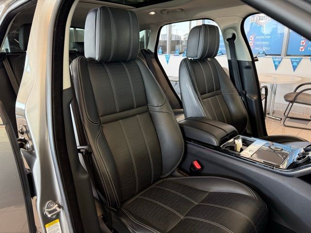 Land Rover Range Rover Velar Vehicle Full-screen Gallery Image 25