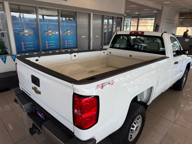 Chevrolet Silverado 2500HD Vehicle Full-screen Gallery Image 13