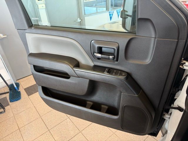 Chevrolet Silverado 2500HD Vehicle Full-screen Gallery Image 22