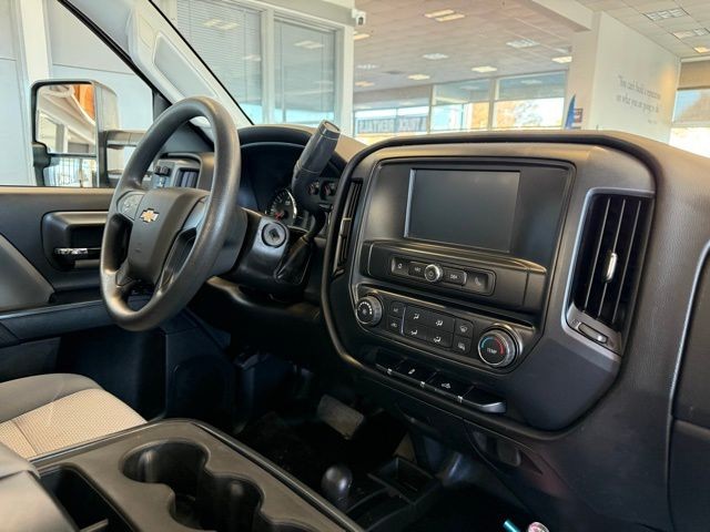 Chevrolet Silverado 2500HD Vehicle Full-screen Gallery Image 24