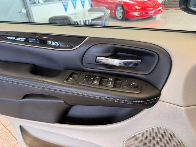 Dodge Grand Caravan Vehicle Full-screen Gallery Image 16