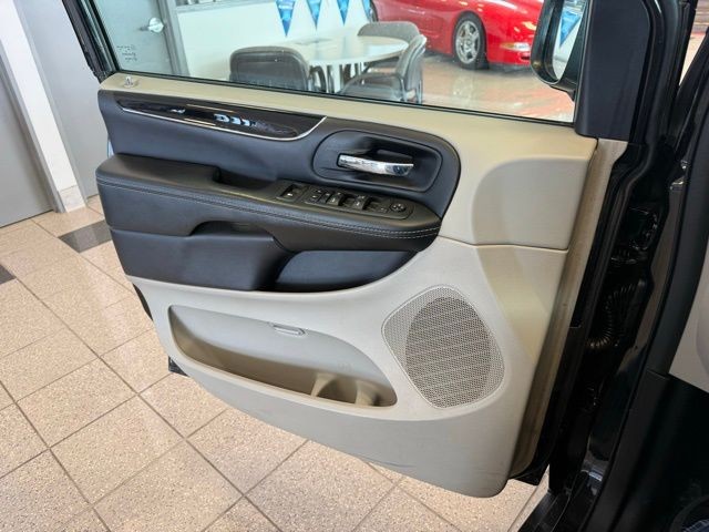 Dodge Grand Caravan Vehicle Full-screen Gallery Image 17