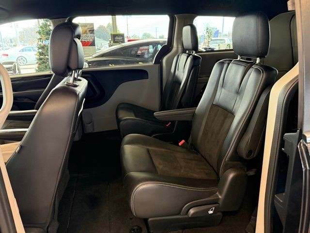 Dodge Grand Caravan Vehicle Full-screen Gallery Image 18