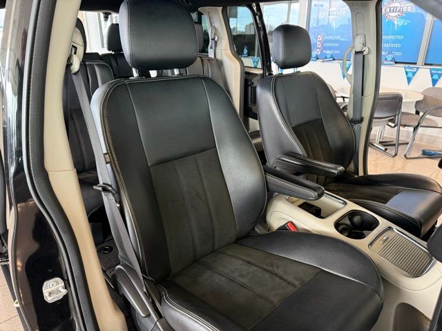 Dodge Grand Caravan Vehicle Full-screen Gallery Image 23