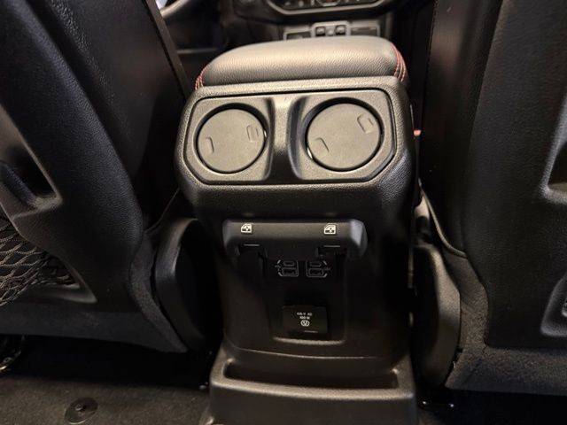 Jeep Wrangler Unlimited Vehicle Full-screen Gallery Image 25