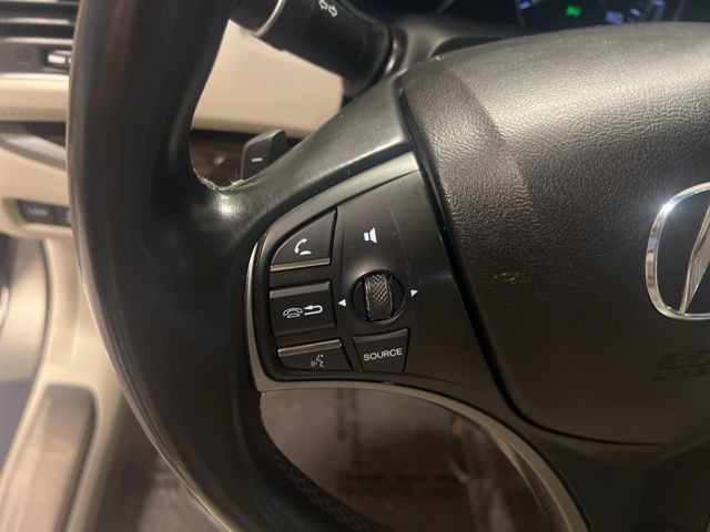 Acura RLX Vehicle Full-screen Gallery Image 21