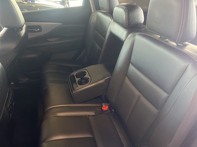 Nissan Murano Vehicle Full-screen Gallery Image 21