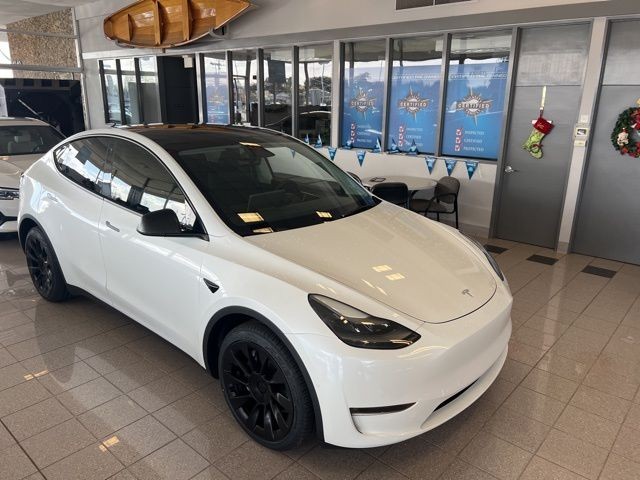 Tesla Model Y Vehicle Full-screen Gallery Image 02