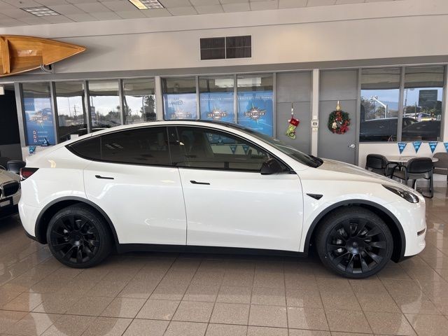 Tesla Model Y Vehicle Full-screen Gallery Image 04