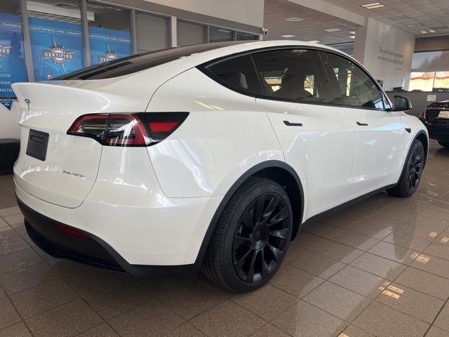 Tesla Model Y Vehicle Full-screen Gallery Image 05