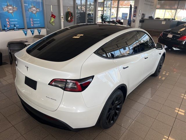 Tesla Model Y Vehicle Full-screen Gallery Image 06