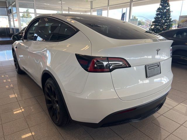 Tesla Model Y Vehicle Full-screen Gallery Image 08