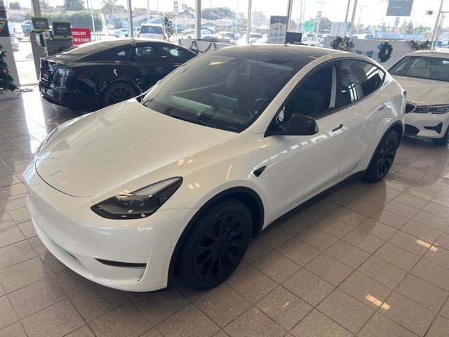 Tesla Model Y Vehicle Full-screen Gallery Image 11