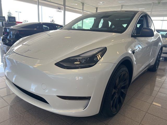 Tesla Model Y Vehicle Full-screen Gallery Image 13