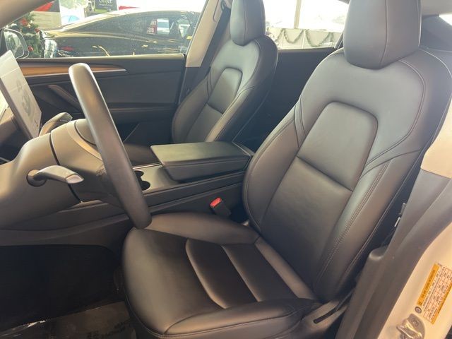 Tesla Model Y Vehicle Full-screen Gallery Image 16