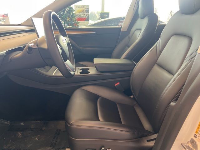 Tesla Model Y Vehicle Full-screen Gallery Image 17