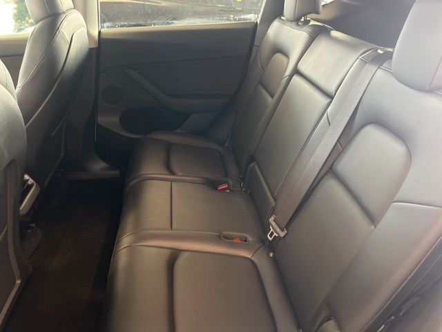 Tesla Model Y Vehicle Full-screen Gallery Image 18