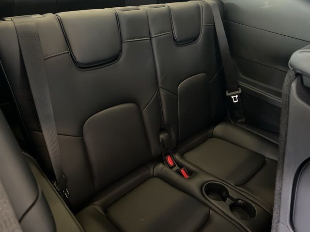 Tesla Model Y Vehicle Full-screen Gallery Image 19