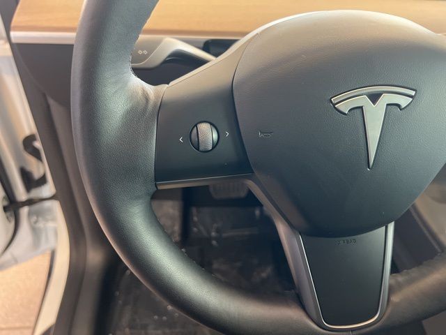Tesla Model Y Vehicle Full-screen Gallery Image 23