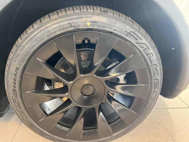 Tesla Model Y Vehicle Full-screen Gallery Image 27