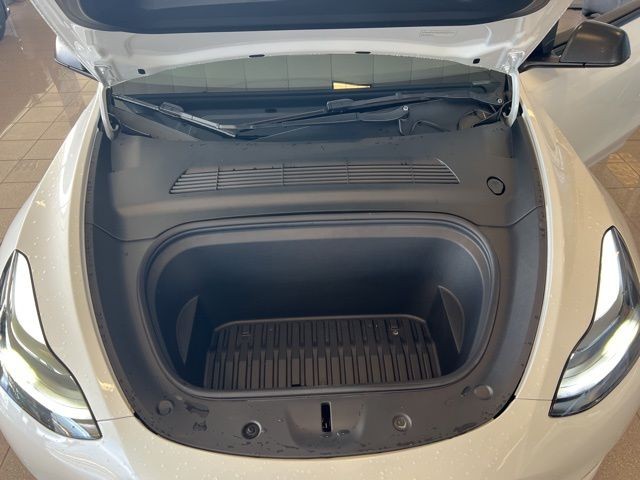 Tesla Model Y Vehicle Full-screen Gallery Image 28
