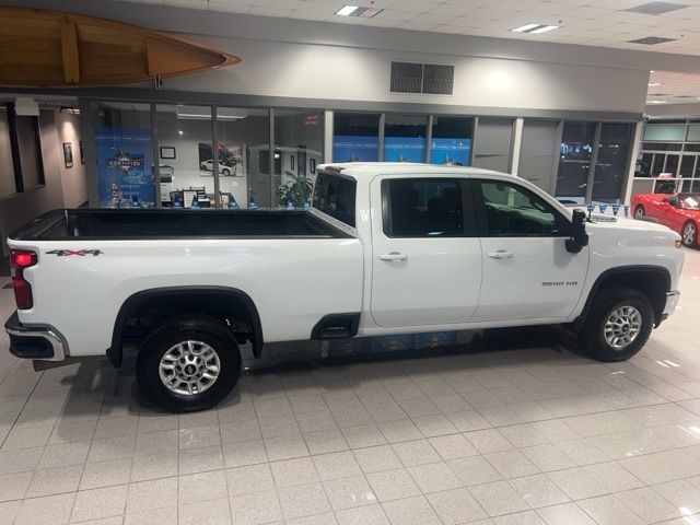 Chevrolet Silverado 2500HD Vehicle Full-screen Gallery Image 05