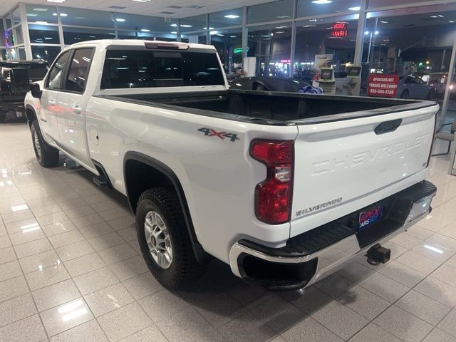 Chevrolet Silverado 2500HD Vehicle Full-screen Gallery Image 12