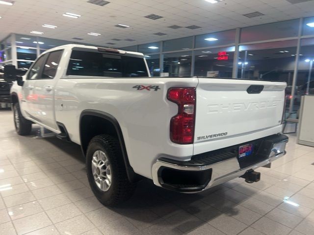 Chevrolet Silverado 2500HD Vehicle Full-screen Gallery Image 13