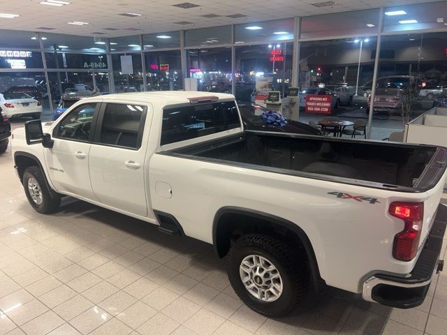 Chevrolet Silverado 2500HD Vehicle Full-screen Gallery Image 14