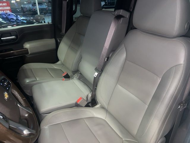 Chevrolet Silverado 2500HD Vehicle Full-screen Gallery Image 21