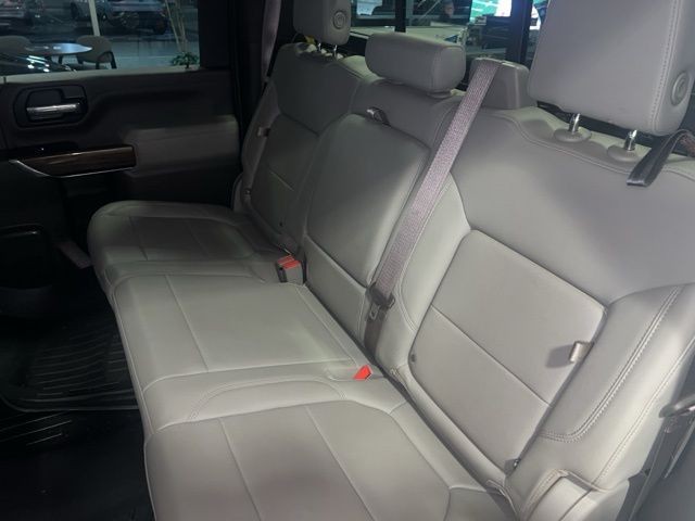 Chevrolet Silverado 2500HD Vehicle Full-screen Gallery Image 22