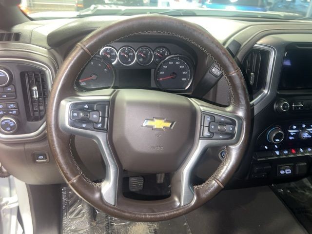 Chevrolet Silverado 2500HD Vehicle Full-screen Gallery Image 24