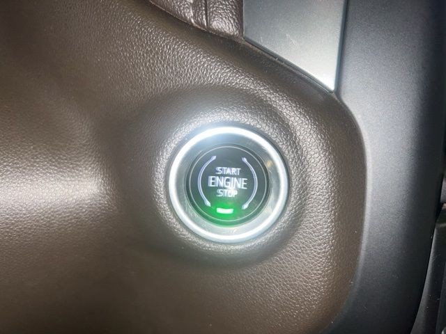 Chevrolet Silverado 2500HD Vehicle Full-screen Gallery Image 34