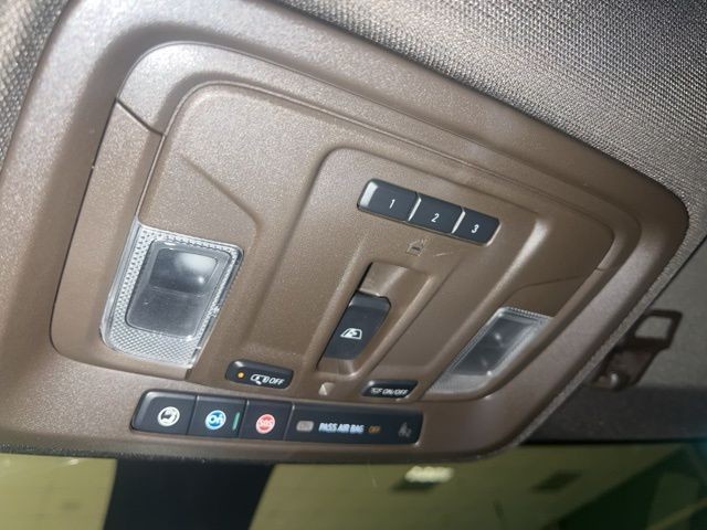 Chevrolet Silverado 2500HD Vehicle Full-screen Gallery Image 35