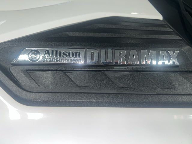 Chevrolet Silverado 2500HD Vehicle Full-screen Gallery Image 38