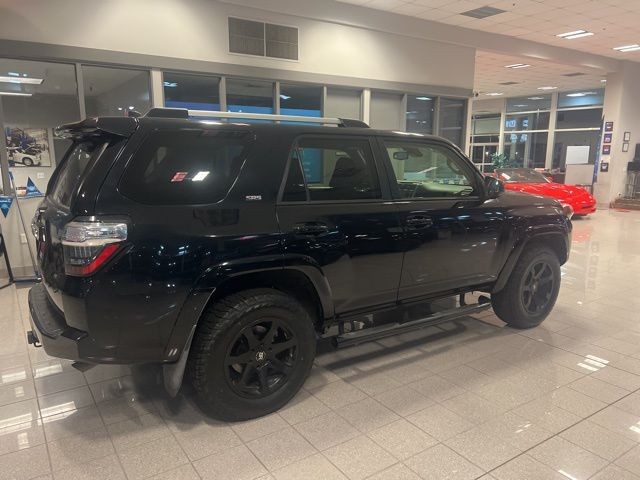 Toyota 4Runner Vehicle Full-screen Gallery Image 05