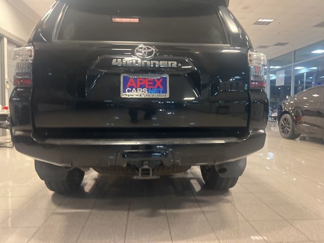 Toyota 4Runner Vehicle Full-screen Gallery Image 08