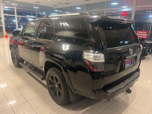 Toyota 4Runner Vehicle Full-screen Gallery Image 11